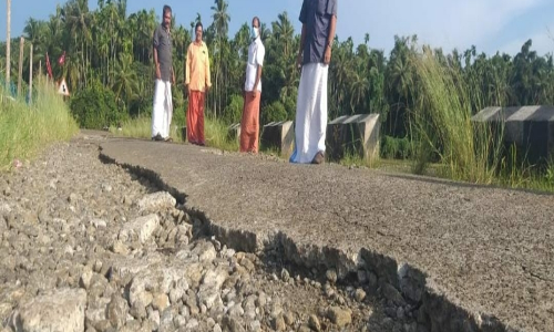 നിർമാണം കഴിഞ്ഞ് മാസങ്ങൾക്കുള്ളിൽ റോഡ് തകർന്നു; പ്രതിഷേധവുമായി നാട്ടുകാർ