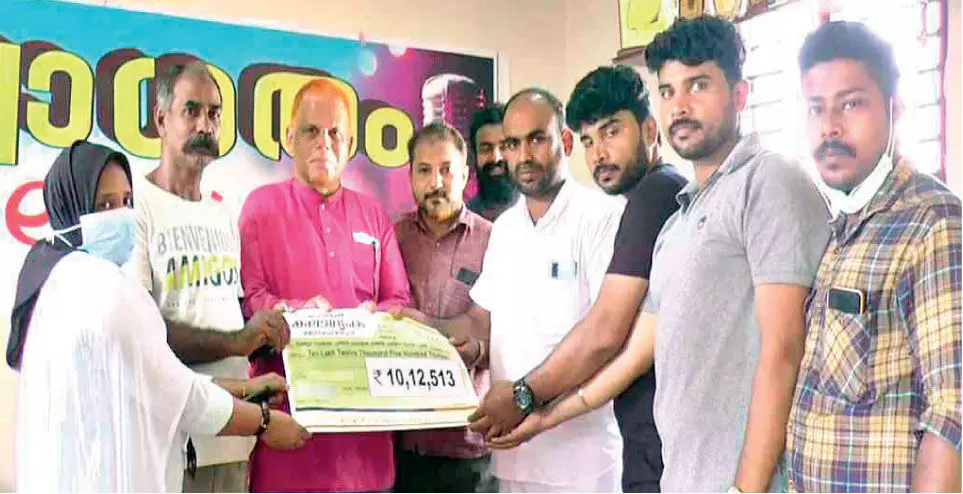 വൃക്കരോഗികൾക്കായി പാട്ടുപാടി ശേഖരിച്ചത് 10 ലക്ഷം വൃക്കരോഗികൾക്കായി പാട്ടുപാടി ശേഖരിച്ചത് 10 ലക്ഷം