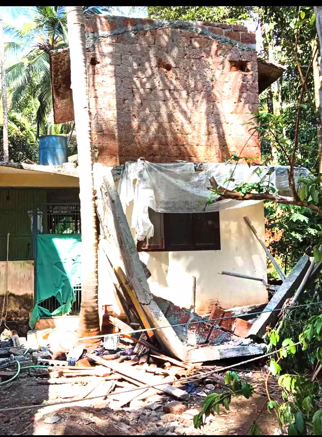 കാക്കുനി അപകടം; നടുക്കം മാറാതെ നാട്ടുകാർ കാക്കുനി അപകടം; നടുക്കം മാറാതെ നാട്ടുകാർ