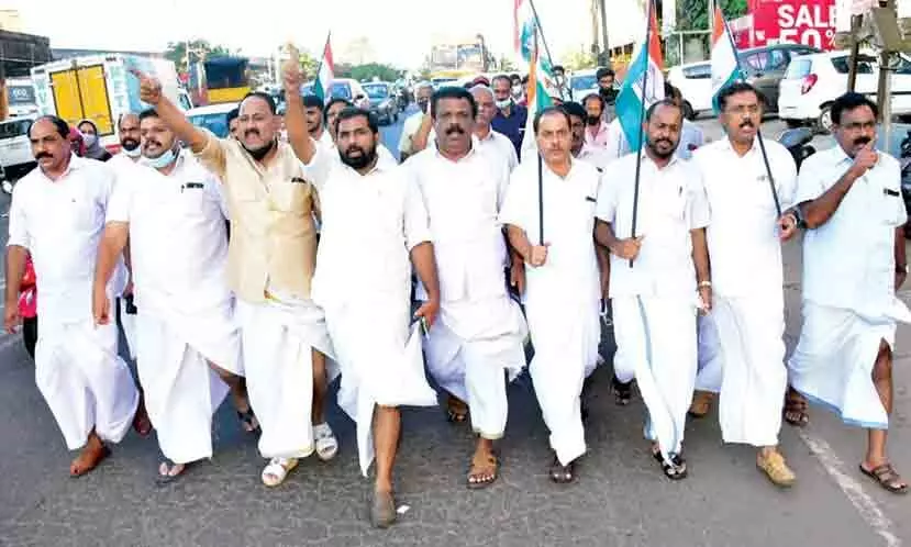 പെരിയ കൊലപാതകം: സി.പി.എം നേതാക്കളെ അറസ്റ്റ് ചെയ്യാത്തതിൽ പ്രതിഷേധിച്ചു പെരിയ കൊലപാതകം: സി.പി.എം നേതാക്കളെ അറസ്റ്റ് ചെയ്യാത്തതിൽ പ്രതിഷേധിച്ചു