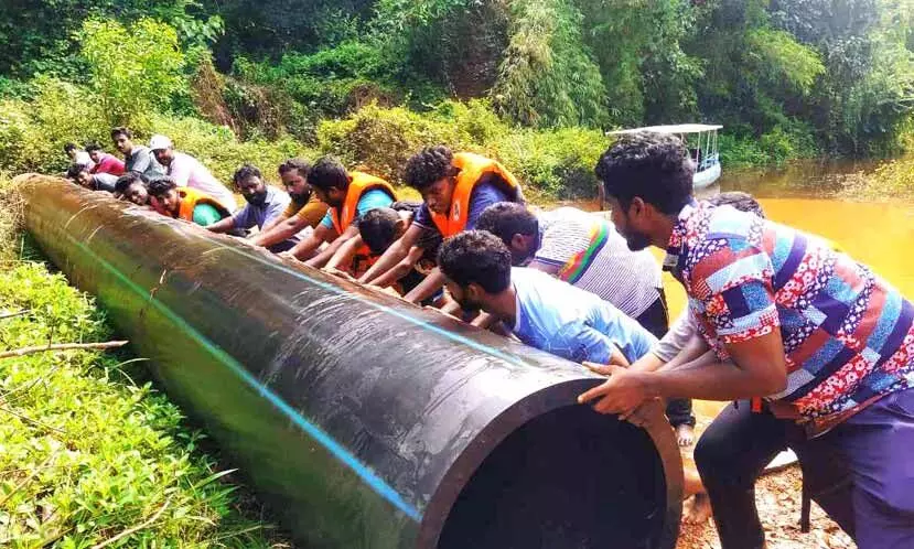 തടാകത്തിൽ ഒഴുകി നടന്ന കൂറ്റൻ പൈപ്പ് കരയിലെത്തിച്ചു തടാകത്തിൽ ഒഴുകി നടന്ന കൂറ്റൻ പൈപ്പ് കരയിലെത്തിച്ചു