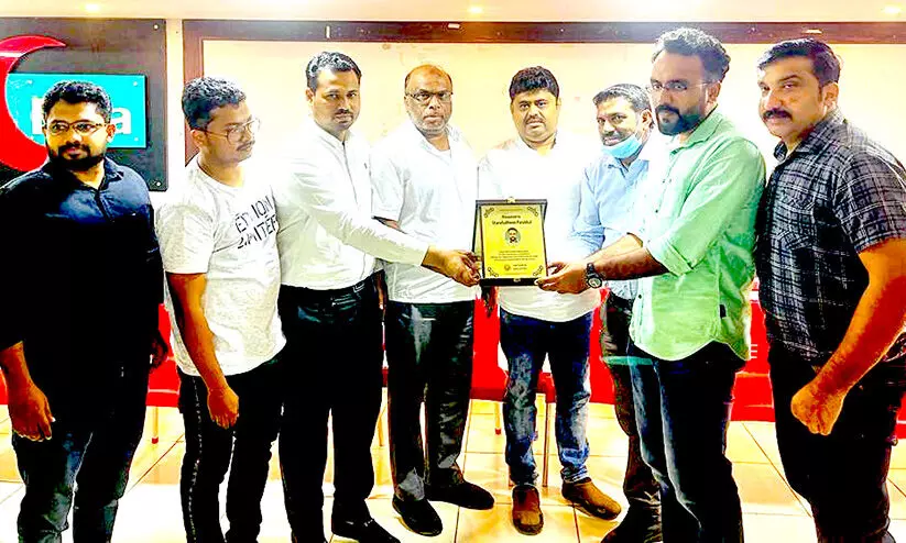 ഷ​റ​ഫ് പാ​റ​ക്ക​ലി​ന് ഇ.​എം.​എ​ഫ് ക്ല​ബ് യാ​ത്ര​യ​യ​പ്പ് ന​ൽ​കി