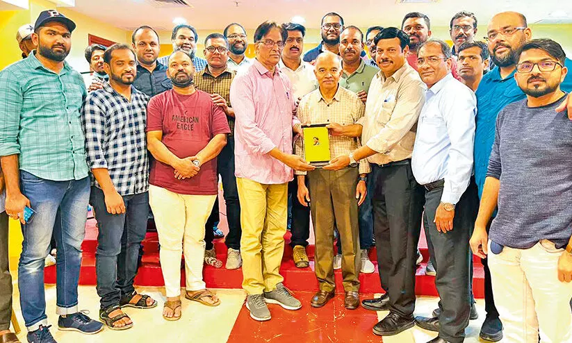 കെ.​കെ.​എം.​എ ചെ​യ​ർ​മാ​ൻ എ​ൻ.​എ. മു​നീ​റി​ന് ഫ​ഹാ​ഹീ​ൽ ബ്രാ​ഞ്ച് യാ​ത്ര​യ​യ​പ്പ് ന​ൽ​കി