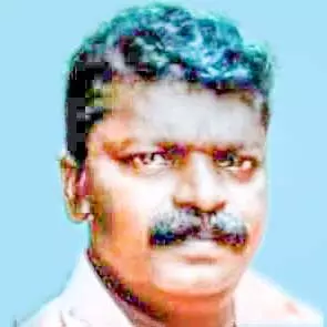 കാ​റു​മാ​യി കൂ​ട്ടി​യി​ടി​ച്ചു​ണ്ടാ​യ അ​പ​ക​ട​ത്തി​ൽ ഓ​ട്ടോ​റി​ക്ഷ ഡ്രൈ​വ​ർ മ​രി​ച്ചു