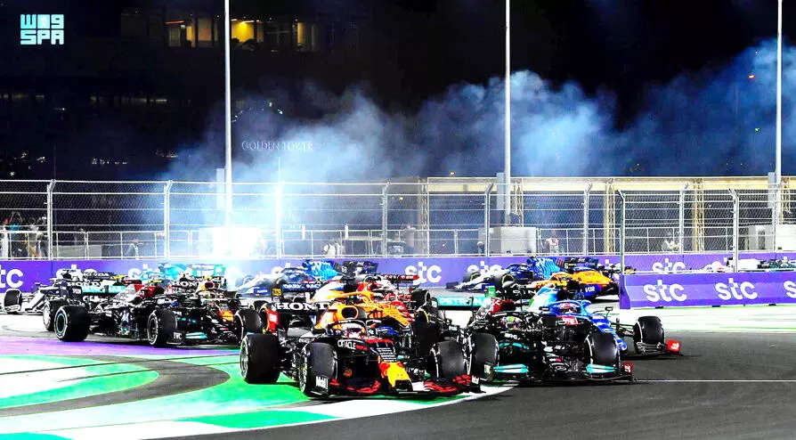 കിരീടത്തിലേക്ക് കുതിച്ച് ഹാമിൽട്ടൺ കിരീടത്തിലേക്ക് കുതിച്ച് ഹാമിൽട്ടൺ