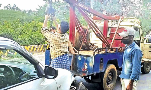 വ​യ​നാ​ട് ചു​ര​ത്തി​ൽ നാ​ലി​ട​ത്ത് അ​പ​ക​ടം; മ​ണി​ക്കൂ​റു​ക​ൾ ഗ​താ​ഗ​ത ത​ട​സ്സം