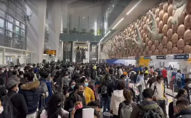 ചന്തയല്ല, ഇത്​ ഡൽഹി എയർപോർട്ട്​; തിക്കിത്തിരക്കി ആയിരങ്ങൾ, കോവിഡ്​ ഹോട്ട്​സ്​പോട്ടാവുമെന്ന്​ ആശങ്ക