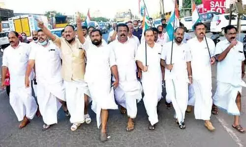 പെരിയ കൊലപാതകം: സി.പി.എം നേതാക്കളെ അറസ്റ്റ് ചെയ്യാത്തതിൽ പ്രതിഷേധിച്ചു പെരിയ കൊലപാതകം: സി.പി.എം നേതാക്കളെ അറസ്റ്റ് ചെയ്യാത്തതിൽ പ്രതിഷേധിച്ചു