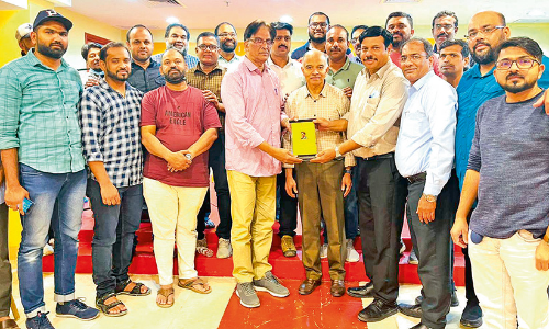 കെ.​കെ.​എം.​എ ചെ​യ​ർ​മാ​ൻ എ​ൻ.​എ. മു​നീ​റി​ന് ഫ​ഹാ​ഹീ​ൽ ബ്രാ​ഞ്ച് യാ​ത്ര​യ​യ​പ്പ് ന​ൽ​കി