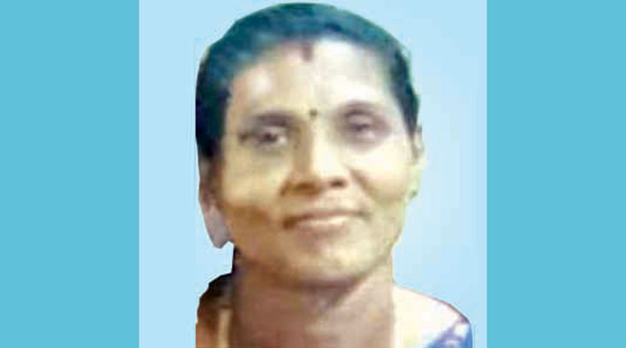 പാതിരാത്രി യുവതിയെ വെട്ടിക്കൊന്നു; ഭർത്താവ് പിടിയിൽ പാതിരാത്രി യുവതിയെ വെട്ടിക്കൊന്നു; ഭർത്താവ് പിടിയിൽ