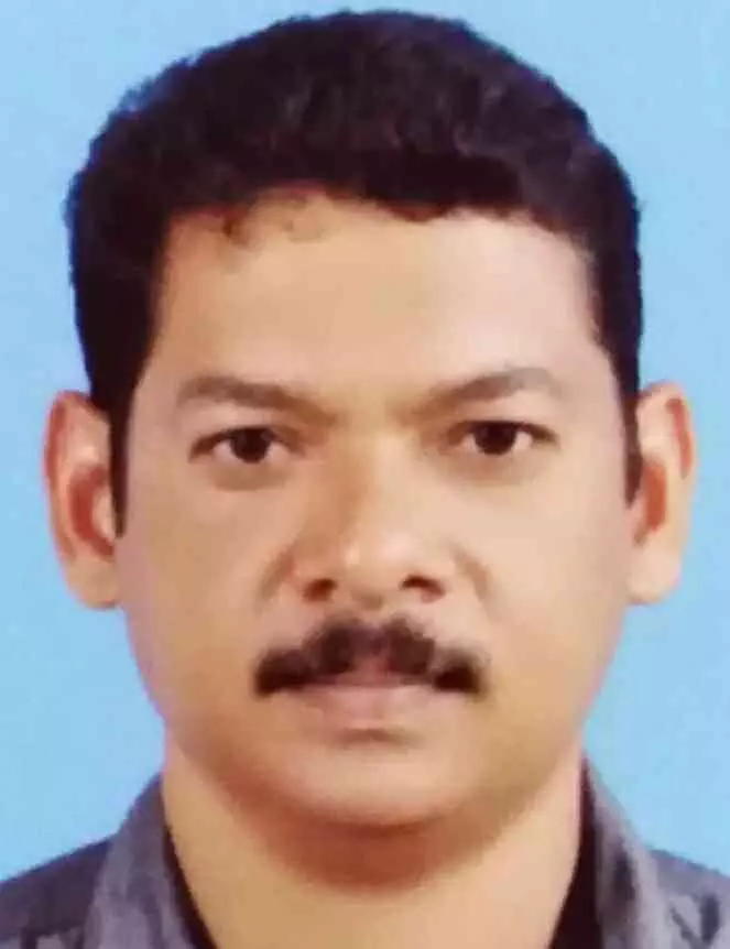 പിതാവും മക്കളും സഞ്ചരിച്ച സ്കൂട്ടറിൽ ലോറിയിടിച്ചു പിതാവ് മരിച്ചു പിതാവും മക്കളും സഞ്ചരിച്ച സ്കൂട്ടറിൽ ലോറിയിടിച്ചു പിതാവ് മരിച്ചു