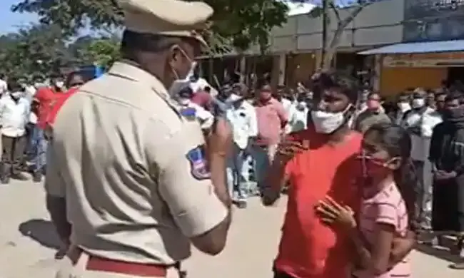 മകൾക്കൊപ്പം പോകവേ പൊലീസ്​ മുഖത്തടിച്ചു; ചോദ്യം ചെയ്​ത്​ യുവാവ്​