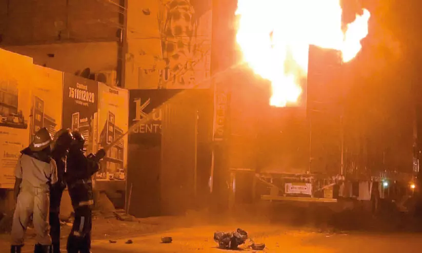 കോട്ടക്കലിൽ ഓടിക്കൊണ്ടിരുന്ന കണ്ടെയ്നർ ലോറിക്ക് തീപിടിച്ചു