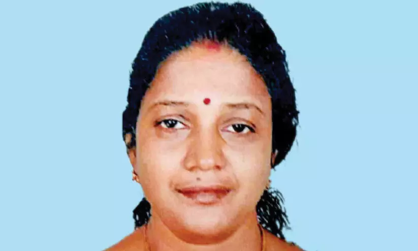 ബൈ​ക്കി​ൽ മ​ക​നൊ​പ്പം സ​ഞ്ച​രി​ച്ച വീ​ട്ട​മ്മ സ്​​കൂ​ട്ട​റി​ടി​ച്ച്​ മ​രി​ച്ചു