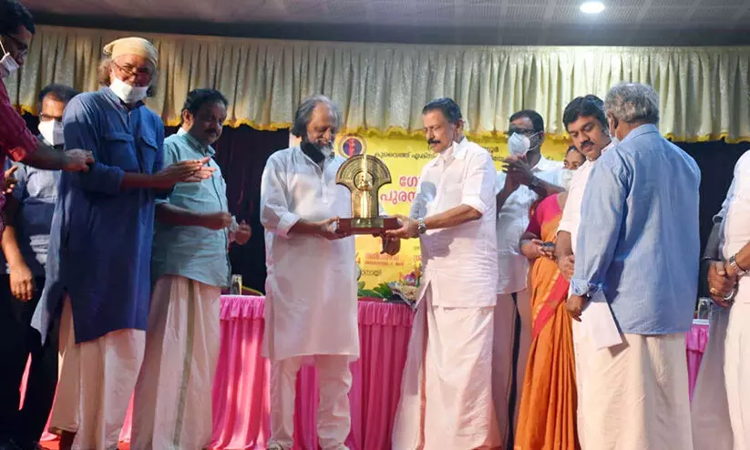 കൈതപ്രത്തിന് ഗോൾഡൻ ഫോക്ക് അവാർഡ് സമ്മാനിച്ചു