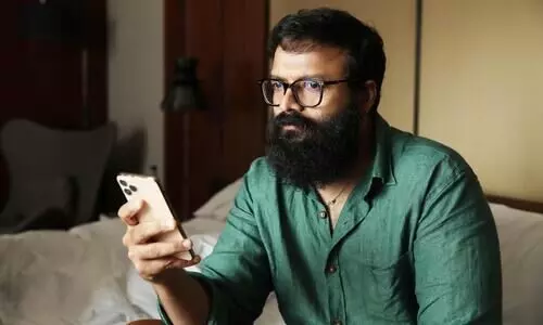 ക്വാ​റ​​ൻ​റീ​ൻ കാ​ല​ത്തെ വ്യക്തി അ​വ​സ്​​ഥ​ക​ൾ ചി​ത്രീ​ക​രി​ക്കു​ന്ന സണ്ണി -ആ​സ്വാ​ദ​നം