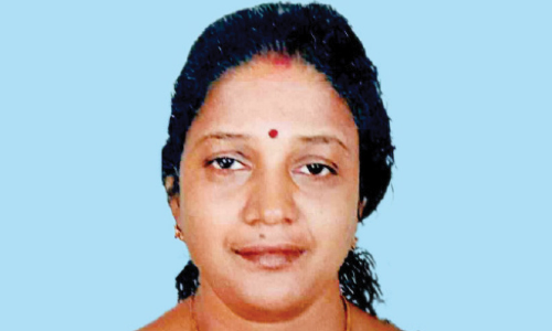 ബൈ​ക്കി​ൽ മ​ക​നൊ​പ്പം സ​ഞ്ച​രി​ച്ച വീ​ട്ട​മ്മ സ്​​കൂ​ട്ട​റി​ടി​ച്ച്​ മ​രി​ച്ചു