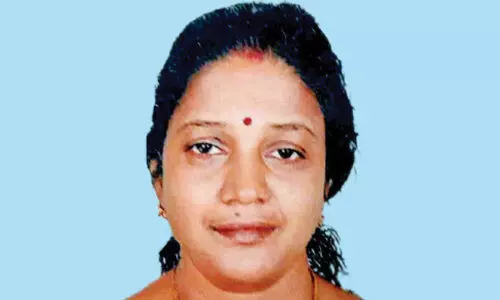 ബൈ​ക്കി​ൽ മ​ക​നൊ​പ്പം സ​ഞ്ച​രി​ച്ച വീ​ട്ട​മ്മ സ്​​കൂ​ട്ട​റി​ടി​ച്ച്​ മ​രി​ച്ചു