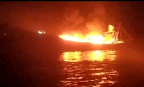 കടലിൽ ബോട്ട് കത്തിനശിച്ചു. തൊഴിലാളികളെ രക്ഷപ്പെടുത്തി