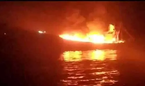 കടലിൽ ബോട്ട് കത്തിനശിച്ചു. തൊഴിലാളികളെ രക്ഷപ്പെടുത്തി