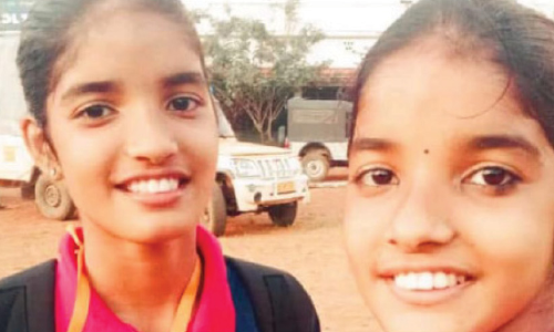 വടംവലിയിൽ താരങ്ങളായി ഇരട്ടകൾ