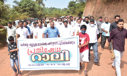 ചെർക്കള- കല്ലടുക്ക റോഡ് തകർന്നുതന്നെ; സഹികെട്ട്​ ജനം തെരുവിൽ