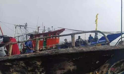 മത്സ്യബന്ധന ബോട്ട് കത്തിനശിച്ചു; കടലിലേക്ക് ചാടിയ തൊഴിലാളികൾ പരിക്കേൽക്കാതെ രക്ഷപ്പെട്ടു