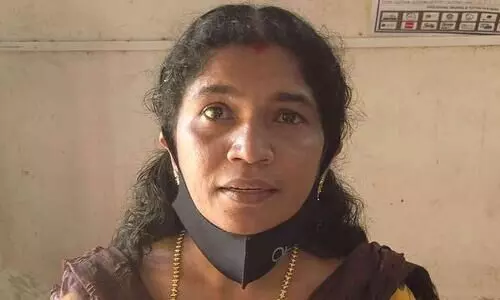 സ്കൂട്ടറിലെത്തി വയോധികയുടെ മാല പൊട്ടിച്ചു കടന്നുകളഞ്ഞ യുവതി പിടിയിൽ