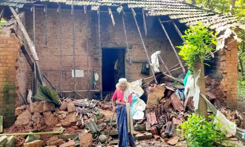 മഴയിൽ വീട് തകർന്നു; സഹായവുമായി ജനപ്രതിനിധിയും പൊലീസും