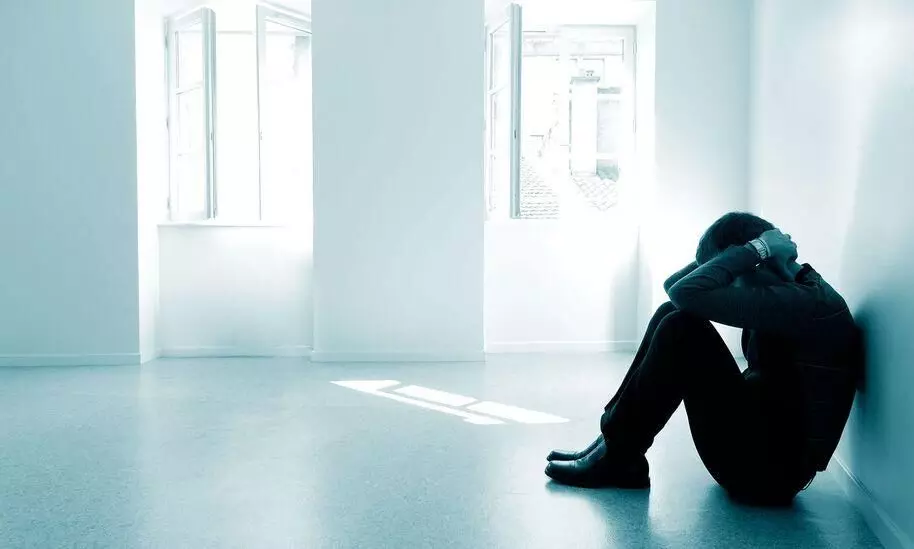 മരിച്ച യുവതിക്ക് ചികിത്സ നിഷേധിച്ച് വീട്ടിൽ പൂട്ടിയിട്ടതായി ബന്ധുക്കൾ മരിച്ച യുവതിക്ക് ചികിത്സ നിഷേധിച്ച് വീട്ടിൽ പൂട്ടിയിട്ടതായി ബന്ധുക്കൾ