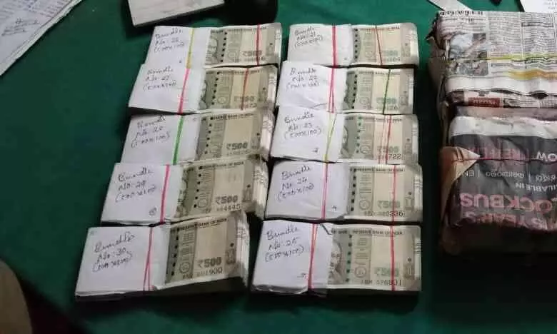 രേഖകളില്ലാതെ കൊണ്ടു വന്ന 15 ലക്ഷം പിടികൂടി