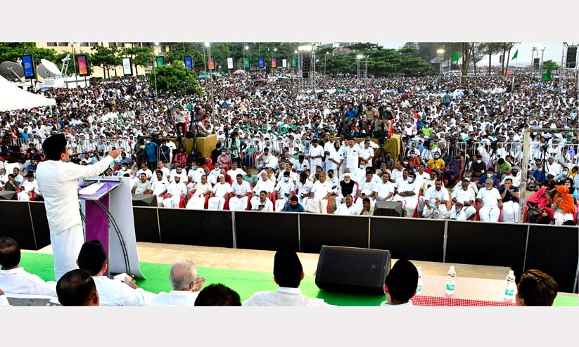 സമുദായത്തിൽ വിള്ളൽ പ്രതീക്ഷിച്ച് ക്ലിഫ് ഹൗസിൽ പനിച്ചുകിടക്കേണ്ട -സാദിഖലി തങ്ങൾ സമുദായത്തിൽ വിള്ളൽ പ്രതീക്ഷിച്ച് ക്ലിഫ് ഹൗസിൽ പനിച്ചുകിടക്കേണ്ട -സാദിഖലി തങ്ങൾ