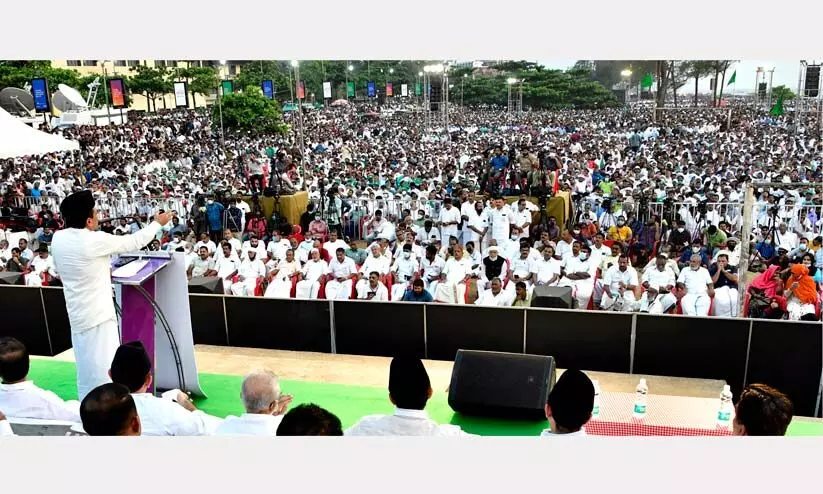 സമുദായത്തിൽ വിള്ളൽ പ്രതീക്ഷിച്ച്​ ക്ലിഫ്​ ഹൗസിൽ പനിച്ചുകിടക്കേണ്ട -സാദിഖലി തങ്ങൾ