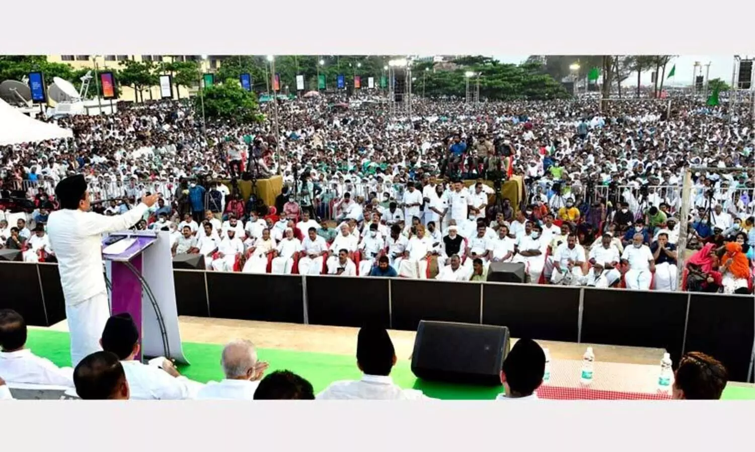 സമുദായത്തിൽ വിള്ളൽ പ്രതീക്ഷിച്ച്​ ക്ലിഫ്​ ഹൗസിൽ പനിച്ചുകിടക്കേണ്ട -സാദിഖലി തങ്ങൾ