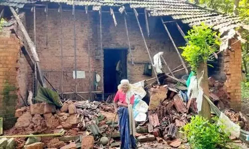 മഴയിൽ വീട് തകർന്നു; സഹായവുമായി ജനപ്രതിനിധിയും പൊലീസും