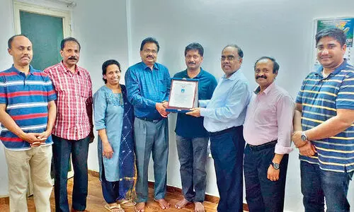 ജ​യിം​സ്​ വ​ർ​ഗീ​സി​ന്​ യാ​ത്ര​യ​യ​പ്പ് ന​ൽ​കി