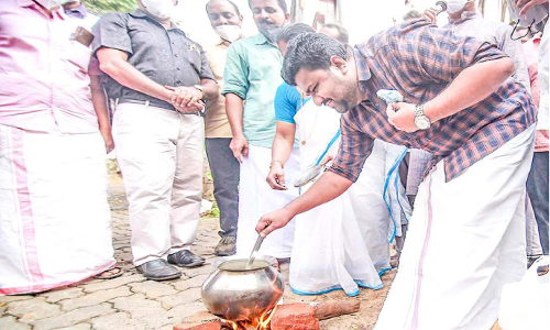 Teachers protest by measuring rice