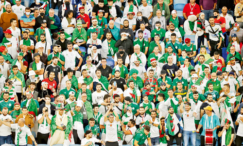 അതിരുകൾതാണ്ടി കാണികൾ ഒഴുകുന്നു