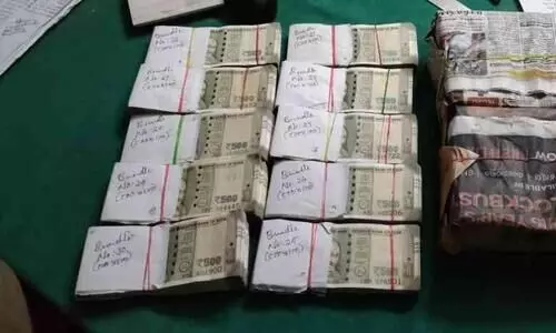 രേഖകളില്ലാതെ കൊണ്ടു വന്ന 15 ലക്ഷം പിടികൂടി