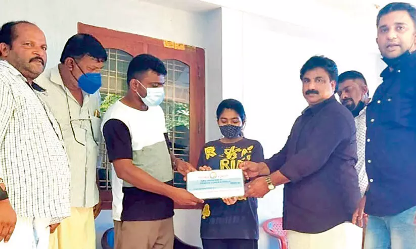 യാത്ര കുവൈത്ത് മൂന്നു ലക്ഷം രൂപ ധനസഹായം കൈമാറി യാത്ര കുവൈത്ത് മൂന്നു ലക്ഷം രൂപ ധനസഹായം കൈമാറി