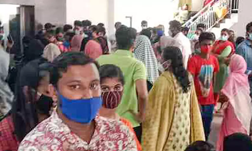 ടോക്കൺ തിരിമറി: വാക്സിൻ എടുക്കാനെത്തുന്ന വയോധികർ വലയുന്നു ടോക്കൺ തിരിമറി: വാക്സിൻ എടുക്കാനെത്തുന്ന വയോധികർ വലയുന്നു