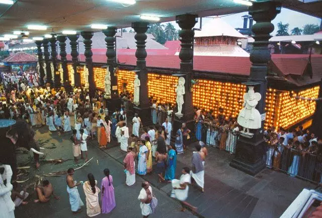 ദർശന മാഫിയയെ നിയന്ത്രിക്കാൻ ഗുരുവായൂർ ദേവസ്വം; പ്രത്യേക ദർശനത്തിന് നിയന്ത്രണം ദർശന മാഫിയയെ നിയന്ത്രിക്കാൻ ഗുരുവായൂർ ദേവസ്വം; പ്രത്യേക ദർശനത്തിന് നിയന്ത്രണം