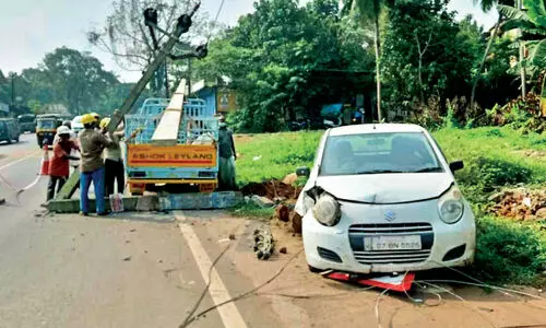 പാണമ്പ്രയിൽ നിയന്ത്രണംവിട്ട കാർ വൈദ്യുതി തൂൺ ഇടിച്ചുതകർത്തു