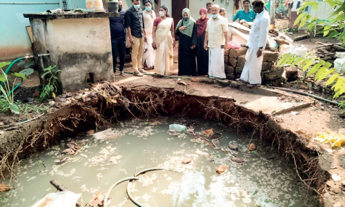 വീട്ടുകാർ നോക്കിനിൽക്കെ കിണർ ഇടിഞ്ഞ് താഴ്ന്നു