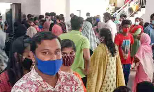 ടോക്കൺ തിരിമറി: വാക്സിൻ എടുക്കാനെത്തുന്ന വയോധികർ വലയുന്നു