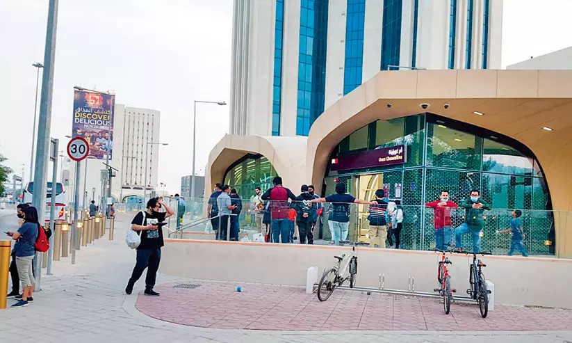 സാ​ങ്കേ​തി​ക ത​ക​രാ​ർ; മെ​ട്രോ സ​ർ​വി​സ് മു​ട​ങ്ങി