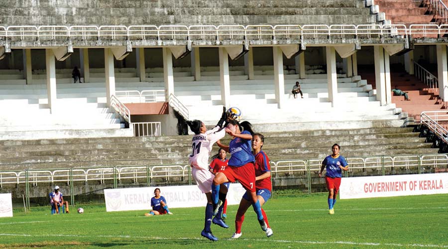 ദേശീയ സീനിയർ വനിത ഫുട്ബാൾ: ശൂന്യ ഗാലറി; തല്ലിപ്പൊളി സംഘാടനം ദേശീയ സീനിയർ വനിത ഫുട്ബാൾ: ശൂന്യ ഗാലറി; തല്ലിപ്പൊളി സംഘാടനം