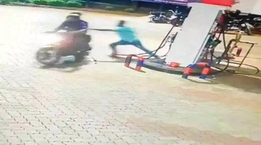 പെട്രോൾ പമ്പിൽ ബൈക്കിലെത്തിയ സംഘം ജീവനക്കാരനിൽനിന്ന് അരലക്ഷം കവർന്നു പെട്രോൾ പമ്പിൽ ബൈക്കിലെത്തിയ സംഘം ജീവനക്കാരനിൽനിന്ന് അരലക്ഷം കവർന്നു