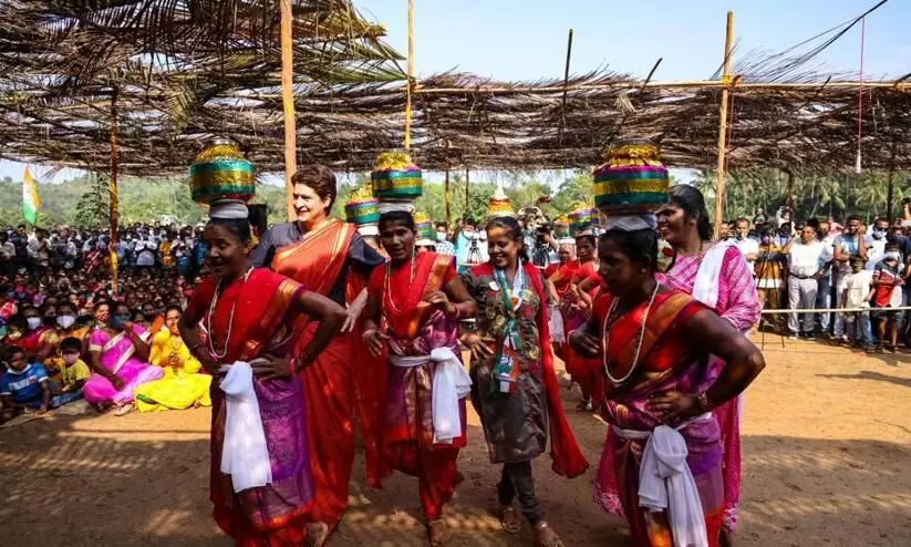 Priyanka Gandhi Dances With Tribal Women In Goa Viral Video Priyanka Gandhi Dances With Tribal Women In Goa Viral Video