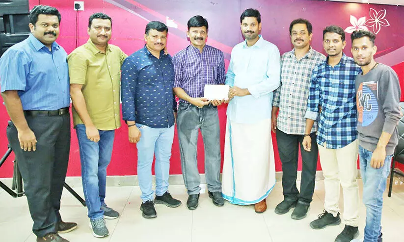 പ്രവാസിക്ക് നാട്ടിലെത്താന് ലാല് കെയേഴ്സ് സഹായം പ്രവാസിക്ക് നാട്ടിലെത്താന് ലാല് കെയേഴ്സ് സഹായം